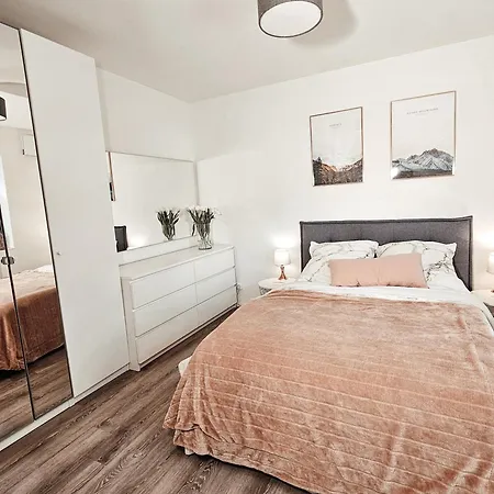 Modernes Im Gruenen *