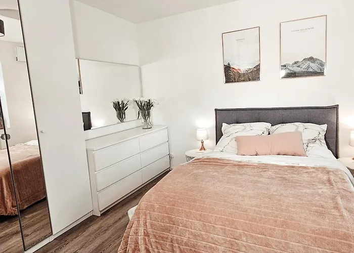 Modernes Im Gruenen *